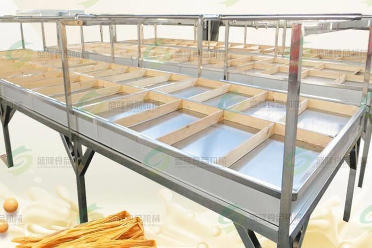 除了精良的超微粉碎技术，在腐竹生产加工中，腐竹机的应用发挥着重要的作用